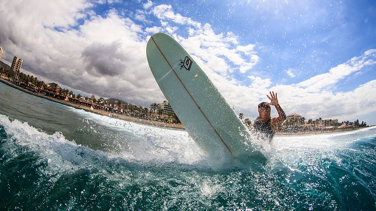 På Teneriffas nordöstra kust kan surfare fånga den kända vågen Igueste. Foto: Canary Islands Tourism. 