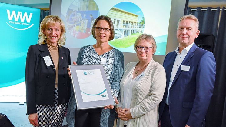 Freuen sich über die Auszeichnung (v. l.): Rintelns Bürgermeisterin Andrea Lange, Nancy Heßberger und Christel Struckmann, TSV Krankenhagen, und Jürgen Noch, Geschäftsführer bei WW.