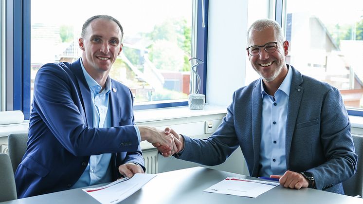 JYSK Deutschland Country Director Christian Schirmer (rechts) und SG Flensburg-Handewitt Geschäftsführer Holger Glandorf