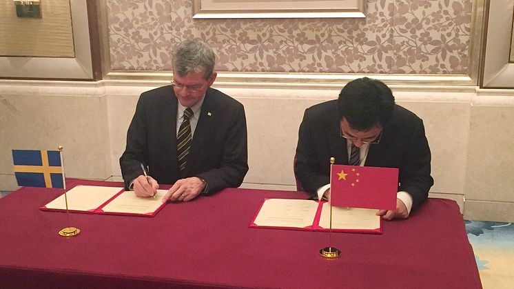 Rektor Håkan Pihl skriver under samarbetsavtalet tillsammans med Xiaojun Yan, vice president på Ningbo University.