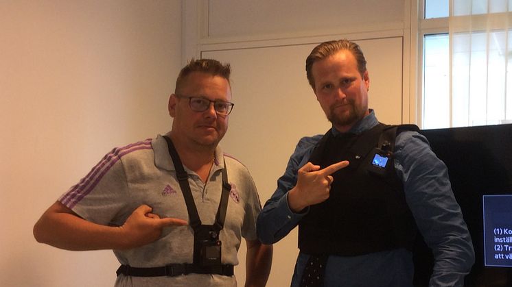 Carl Johan Sonesson (M) och John Roslund (M) provar kroppskameror och skyddsväst.