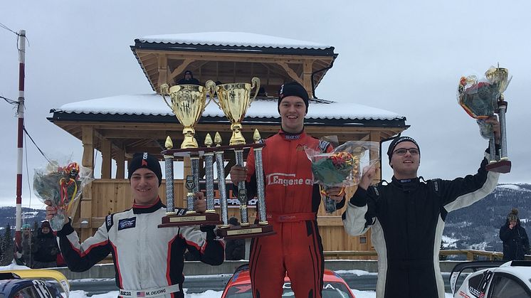 Glad topptrio efter årets andra deltävling i RallyX On Ice var fr.v: Mitcehll De Jong (tvåa), Sondre Evjen (segrare) och Oscar Solberg (trea). 