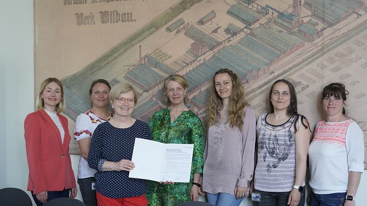 Prof. Ulrike Tippe, Präsidentin der Technischen Hochschule Wildau (2. v. l.), hat am 23. Mai 2023 in Anwesenheit der Arbeitsgruppe Diversität und Inklusion die Charta der Vielfalt unterzeichnet. (Bild: TH Wildau)