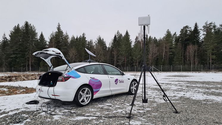 På bildet ser vi en Pico-celle i toppen av masten. Den skaper vanlig mobildekning. Antennen på biltaket er en Starlink-terminal som kobler Pico-cellen til lavbanesatellitter og videre til Telias kjernenett. Til sammen blir dette en liten basestasjon 