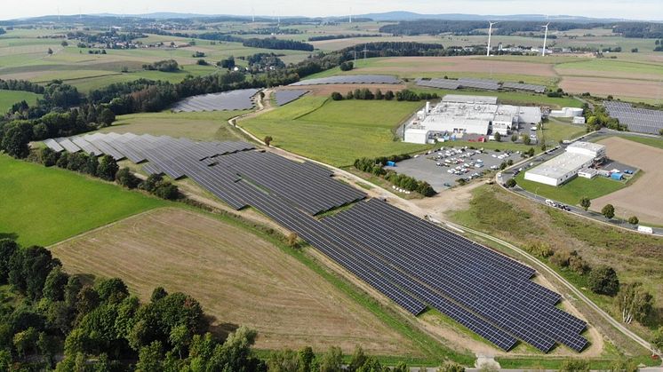 Dank Sektorenkopplung: Die Bayernwerk Natur erhöht mit dem PV-Park in Arzberg den Anteil erneuerbarer Energien im Fernwärmenetz Poing.