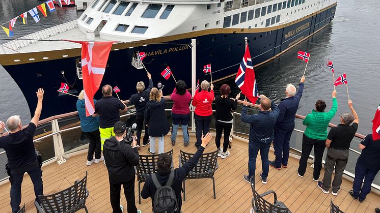 The crew on board Havila Polaris greets Havila Pollux as she arrives in Vågen, Bergen. 