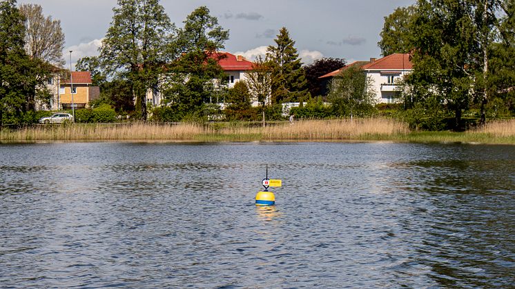 Boj i Sundstatjärn som mäter vattentemperaturen som sedan visas i appen Mitt Karlstad. 