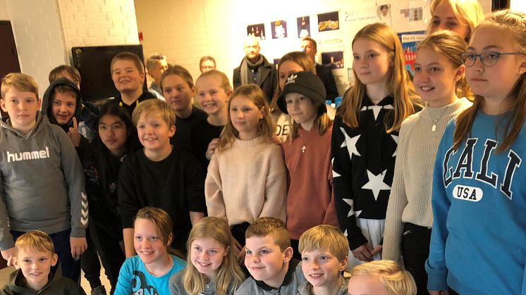 Der var stor begejstring blandt børnene fra 6. klasse fra Øster Hornum, da de fik overrakt deres præmie – en tur i bowlinghallen for hele klassen.