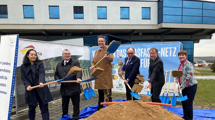 Auf dem Foto von links nach rechts: Ann-Katrin Daflis (atene KOM), Landrat Dr. Alexander Saftig, Minister Alexander Schweitzer, Oberbürgermeister Achim Hütten, Dr. Ulrich Nitschke, Wirtschaftsförderungsgesellschaft am Mittelrhein Rita Emde