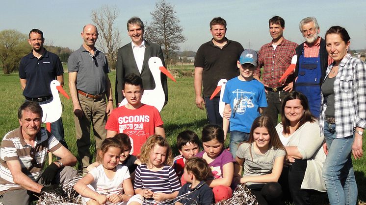 Die Arnstorfer Kinder und ihre gebastelten Holzstörche bleiben nur "vorübergehende Mieter" im neuen Storchenhorst in Geiselsdorf.