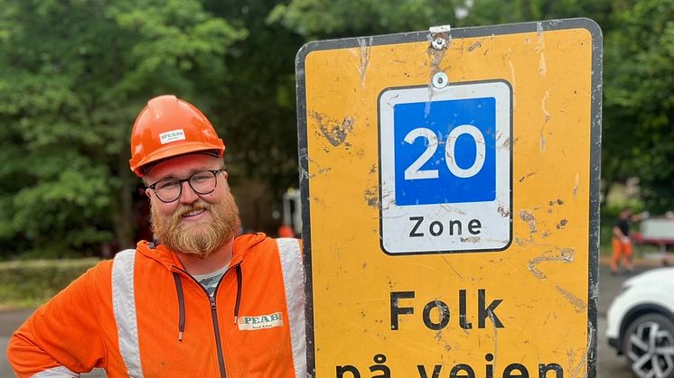 Det kan desværre være utrygt og decideret farligt at arbejde på det danske vejnet. Det kan sjakbajs Simon B. Seehausen skrive under på, da en kollega blev kørt ned med vilje af en vred bilist. Foto: PR