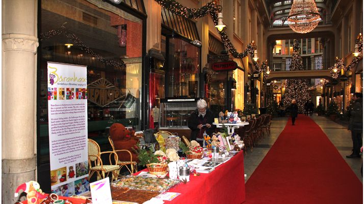 Traditioneller Bärenherz-Weihnachtsstand in der Mädlerpassage