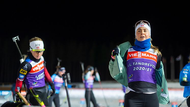 REISER VIDERE: Ingrid Landmark Tandrevold og Tiril Eckhoff vender nesa mot Hochfilzen. Foto: Christian Haukeli