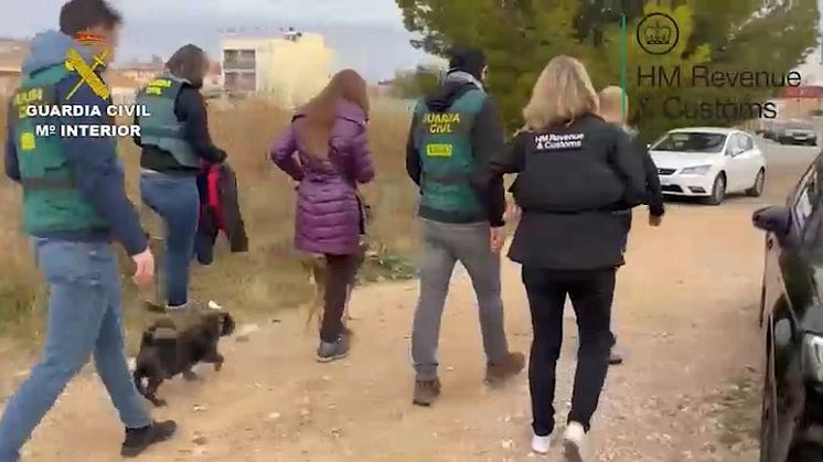 Sarah Panitzke being arrested by Spanish police (5).png
