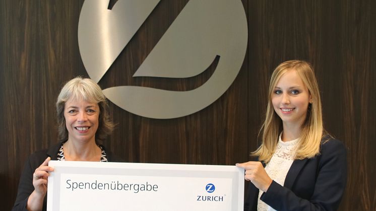 Tatiana Dedich, CEO Office Zurich Gruppe Deutschland (rechts) übergibt den Spendenscheck an Geschäftsführerin Jutta Oehmen vom Sozialdienst katholischer Frauen