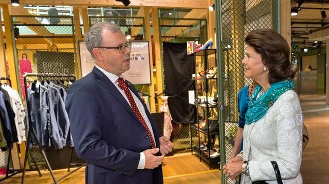 Anders Glemfelt, näringslivschef Borås Stad, i samtal med Drottning Silvia utanför Borås popup-butik i Berlin.