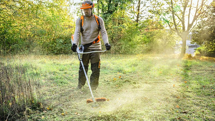 Batterigræstrimmeren STIHL FSA 200 er udformet til lange arbejdspas. Den er perfekt afbalanceret med antivibrationssystem, som mindsker belastningen af led og muskler.