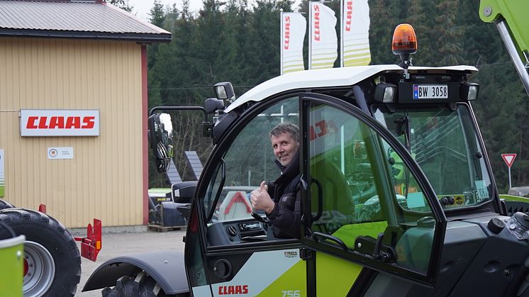 Frank Karling hos CF Maskin gir tommel opp for traktorregistrerte CLAAS SCORPION.