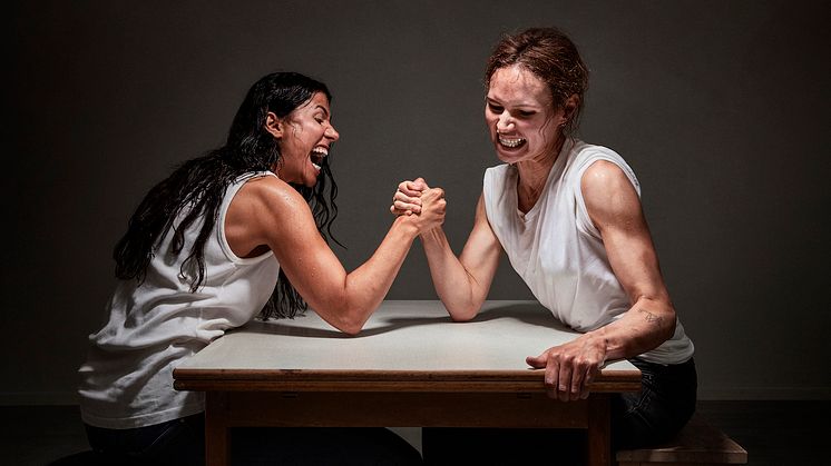 Angelica Radvolt och Nina Persson i Vinnaren tar allt på Malmö Stadsteater. I föreställningen medverkar också bl a Thomas Öberg, Moto Boy och Kristin Amparo. Foto: Johan Sundell