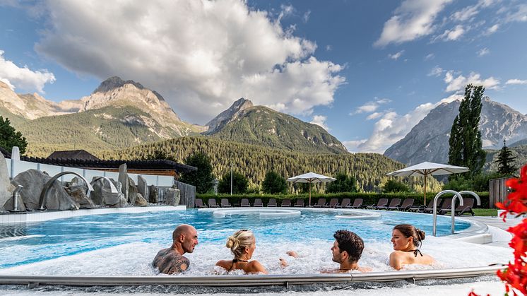 Baden mit Aussicht auf die Unterengadiner Dolomiten im Mineralbad Bogn Engiadina in Scuol (c) Johannes Fredheim