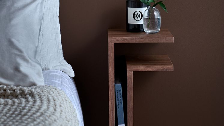 F-Shelf från Maze Interior är ett stilrent sängbord som kan monteras på flera olika sätt för att passa perfekt där det ska sitta