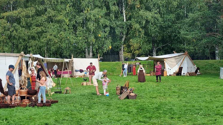 Vikingtidshistorie-entusiastene i Gjallarstadir Vikinglag i Lillestrøm deler kunnskap om historisk håndverk. De får støtte til kursholder og utstyr til håndverkskvelder. (Foto: Lasse Wallstedt)