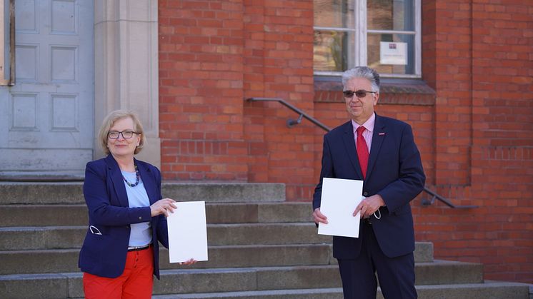 Am 10. Mai 2021 unterzeichneten TH-Wildau-Präsidentin Prof. Ulrike Tippe und Knut Deutscher, Hauptgeschäftsführer der Handwerkskammer Cottbus eine Kooperationsvereinbarung, um zukünftig gemeinsam verstärkt Synergien zu nutzen. (Bild: Lange)