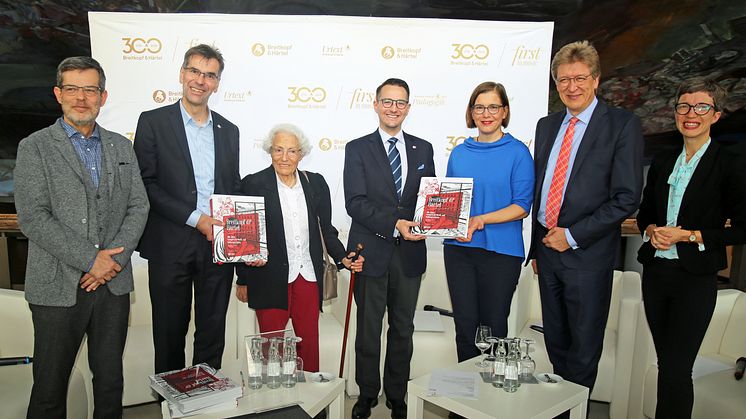 Die Beteiligten der Breitkopf & Härtel Chronik-Präsentation: (v.l.) Thomas Frenzel, Sebastian Mohr, Lieselotte Sievers, Nick Pfefferkorn, Dr. Skadi Jennicke, Prof. Andreas Schulz und Franziska Franke-Kern - Foto: Isabell Gradinger