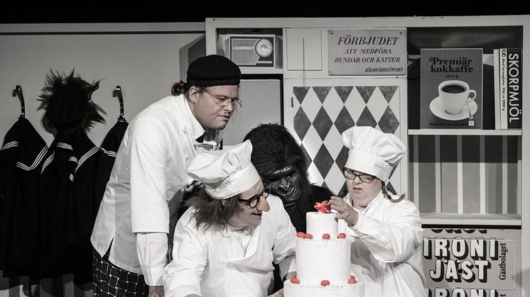 Föreställningen Tårtan baserad på det klassiska barnprogrammet med samma namn, spelas just nu på Mooms-teatern i Malmö. Foto: Bodil Johansson