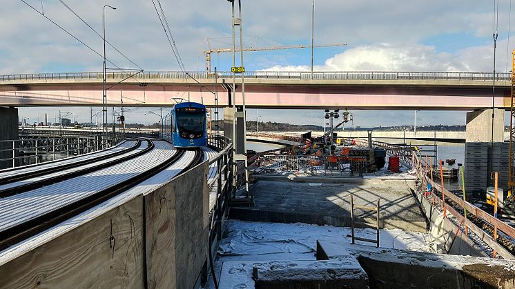 Lidingöbanan på Gamla Lidingöbron.  