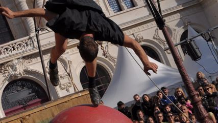 Fransk extremcirkus tar höga risker i burleskt trampolinsolo