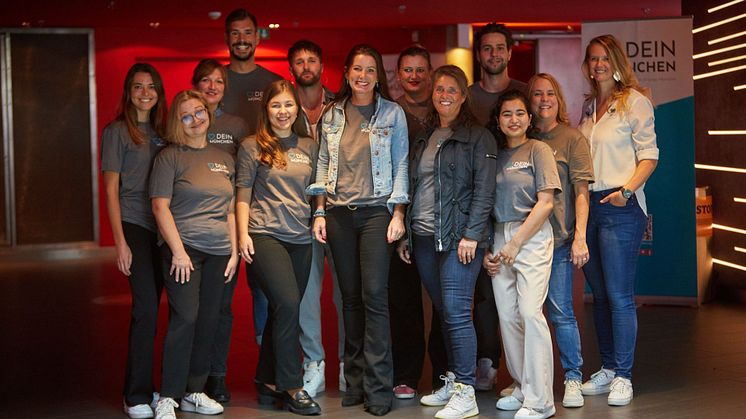 Mara Bertling (Mitte) und das Team von DEIN MÜNCHEN beim großen NO LIMITS!-Kick-Off im Mathäser Filmpalast. 