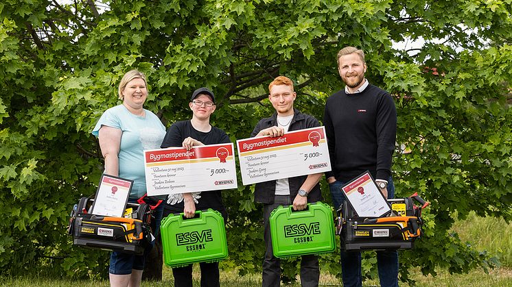 Bygmastipendiaterna vid Vallentuna gymnasium Joakim Enbom & Joakim Ljung, tillsammans med rektor Cecilia Berg och Bygmas Arvid Volgsten.