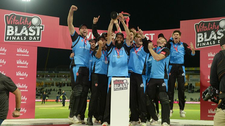 Worcestershire Rapids captain Moeen Ali lifts the 2018 Vitality Blast trophy with his team-mates. (Getty)