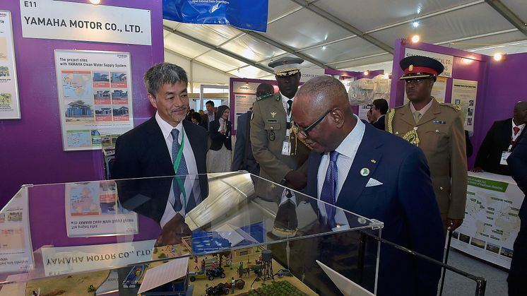 Malian President Ibrahim Boubacar Keita visits the Yamaha booth at the Japan Fair 2016