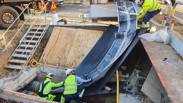 Det gjordes en noggrann indragning av kolfiberlinern för att inte riskera att den blev skavd och därmed skadad. (Foto: Dennis Hild-Walett).