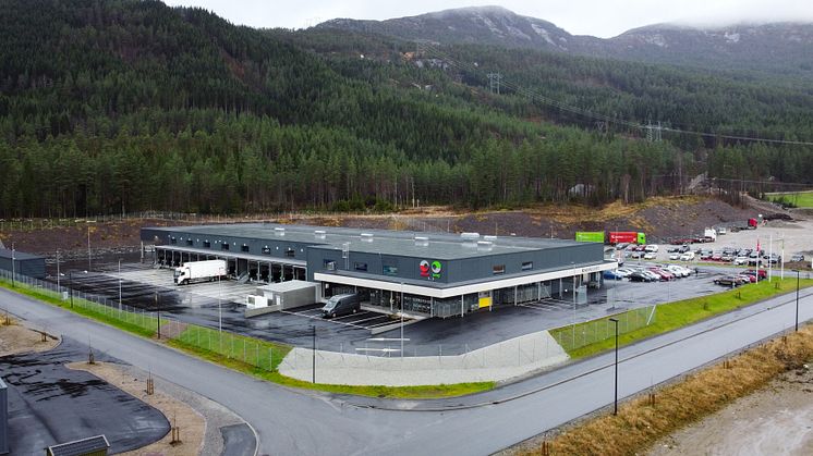 Posten og Brings nye logistikksenter i Førde ble offisielt åpnet i dag og vil betjene i overkant av 43 000 husholdninger og rundt 1 500 virksomheter i regionen