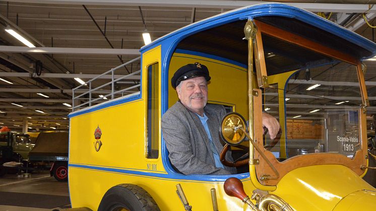 Entusiasten Anders Andersson bakom ratten i Veteranlastbilshallens allra äldsta bil. En Scania-Vabis från 1913.