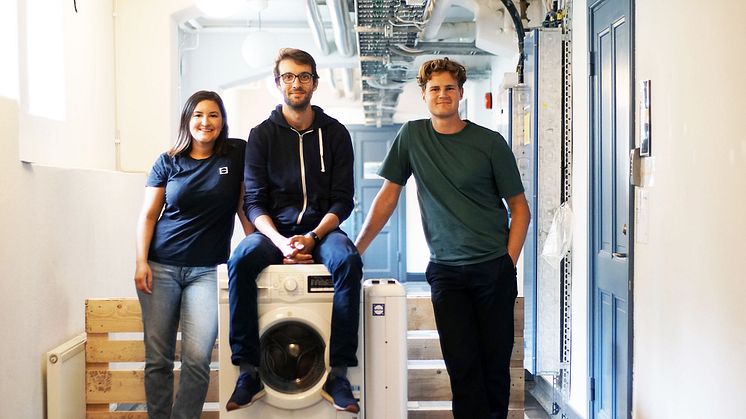 Teamet på Mimbly tillsammans med The Mimbox som står bredvid tvättmaskinen. Foto: Caroline Palmgren