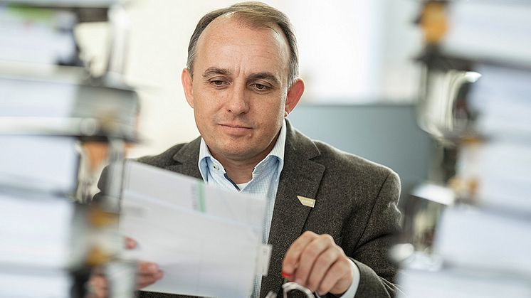 1600 Seiten umfassend ist der Antrag für das Planfeststellungsverfahren für den geplanten Kabelneubau im Landkreis Dachau. Genehmigungsmanager Markus Schmitt von der Bayernwerk Netz prüft die Unterlagen vor der Abgabe an die Regierung von Oberbayern.