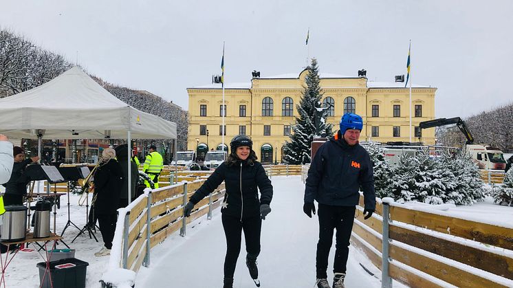 Kultur- och fritidsnämndens ordförande Johanna Larsson (M) och teknik- och fastighetsnämndens ordförande Henrik Lander (C) gjorde premiäråket.