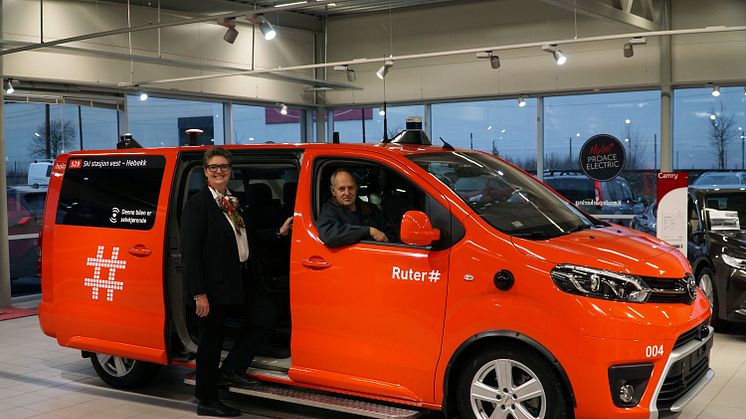 Ordfører i Nordre Follo, Hanne Opdan, og Vikens fylkesråd for samferdsel, Olav Skinnes, viser frem en av Ruters nye selvkjørende personbiler.