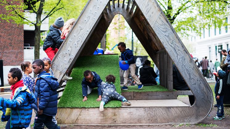Barn på Tøyen leker under Tøyenfest. Foto: Oda Berby