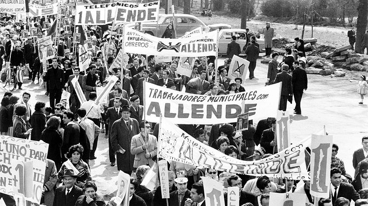 Manifestation för Salvador Allende, Chile 1964. Fotograf okänd. Se fler foton på Blå Ställets utställning om militärkupper i Latinamerika.