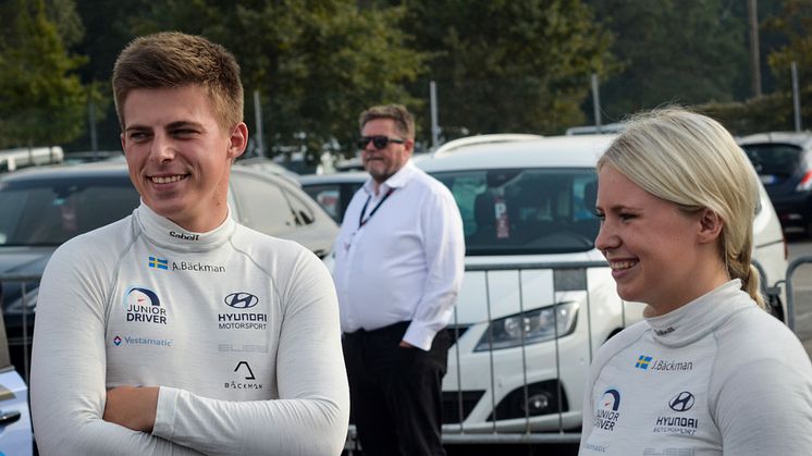 Andreas och Jessica Bäckman klara för TCR Europe SIM Racing.  Foto: Racers - Behind the helmet