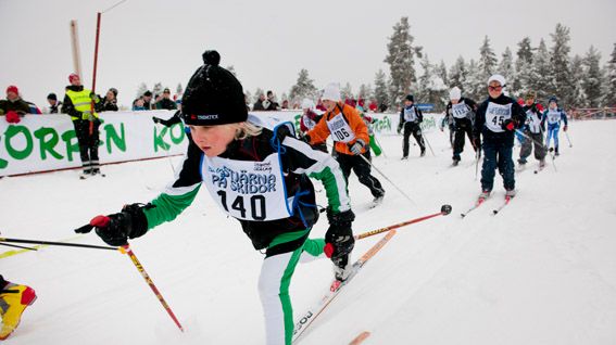 Ungdomar och äldre i Vasaloppsspåret