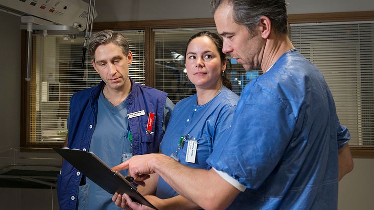 Populär ST-utbildning på Anestesi/IVA kliniken. Här samtalar ansvariga Kalle Löfström (tv) och Otto Ankarcrona (th) med ST-läkaren Jasmina Kurdija.