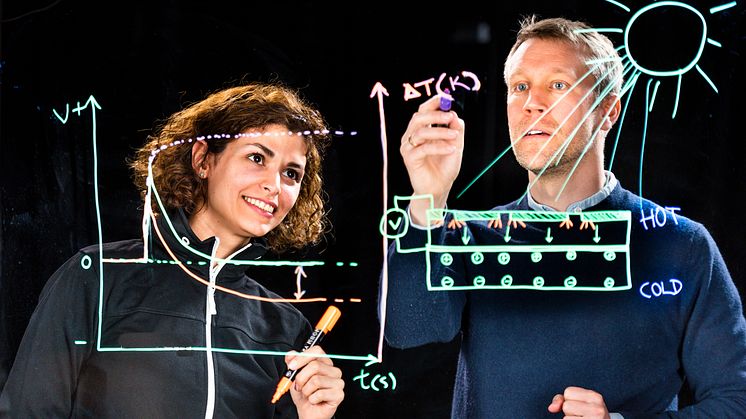 Mina Shiran Chaharsoughi och Magnus Jonsson, forskare vid Laboratoriet för organisk elektronik, Linköpings universitet, campus Norrköping.