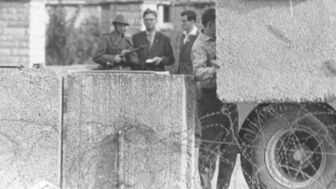 Berlinmuren börjar byggas 1961. Foto: Bundesarchiv.