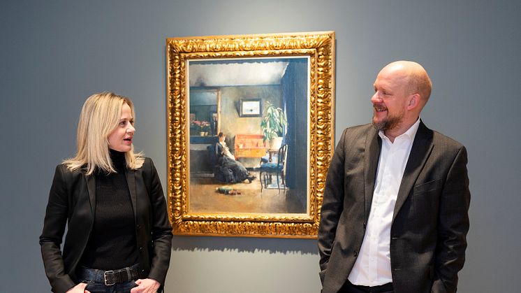 Karin Hindsbo ved Nasjonalmuseet og Petter Snare ved KODE er klare for å presentere Harriet Backers kunstnerskap til et større publikum. Her foran «Blått interiør» fra 1883 (foto: Ina Wesenberg).